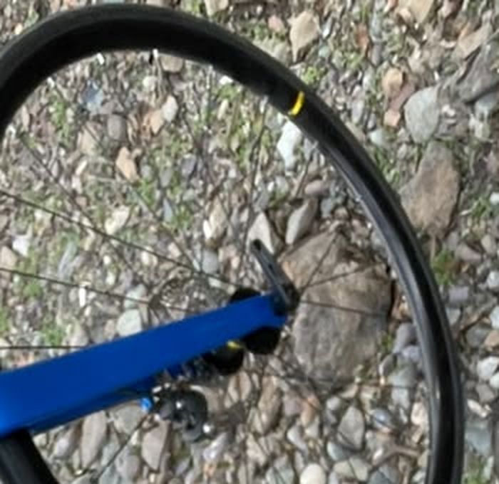 Rueda delantera Mavic con marca amarilla